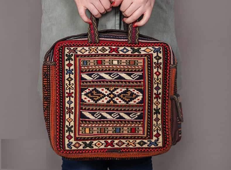 تصویر 3 از کیف گلیمی دستبافت با ساختار منسجم و پرداخت دقیق الیاف طبیعی